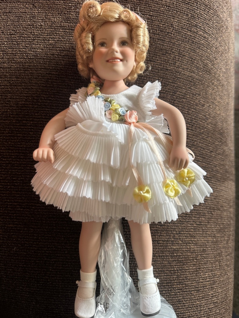 SHIRLEY TEMPLE DOLL 
Danbury Mint-"Baby Take a Bow" - Elke Hutchens collection